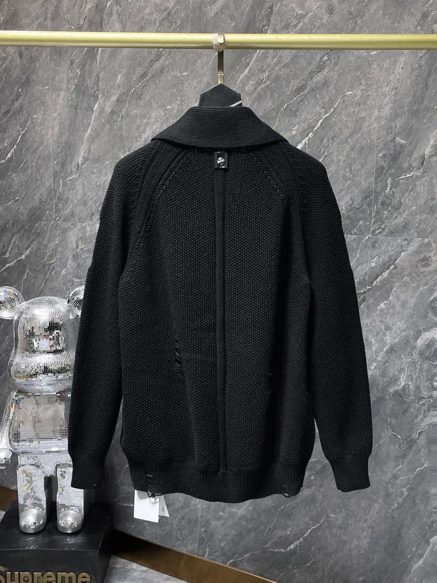 P296 Chrome Hearts sweater series Banana collar wool and leather silver button cardigan Single-breasted placket design All made of leather webbing Customized Chrome Hearts hardware buttons ➕ Leather logo embroidery on the chest Selected high-quality wool and 100% pure cotton knitted fabrics Not the ordinary version on the market! ! Recommended colors: black, white, gray Size: S, M, L, XL